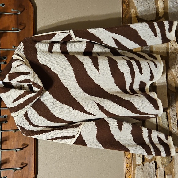 POL Oversized Brown and Cream Zebra Sweater Size Medium - Picture 2 of 5
